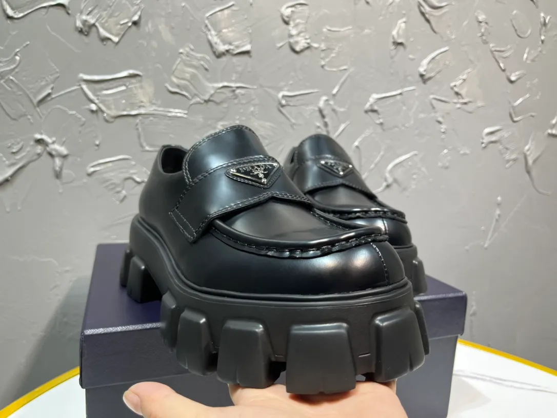 Men's shoes 💰780💰 🔥🔥🔥 Upgraded version of the 2025 new Prada Prada triangular enamel logo, round-head and bold Lofte shoes, developed one-to-one with the original version, one-to-one private molding of the outsole, the fabric is made of imported open edge beads, cowhide lining, cowhide for foot pads, sole height 5cm, original rubber foam sole, code number 39-46